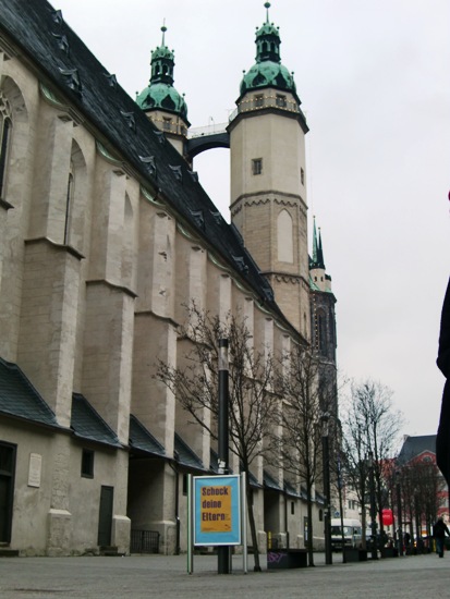 Vor der Marktkirche, oberhalb der Treppe vom Hallmarkt, wurde dieser Aufsteller gefunden.